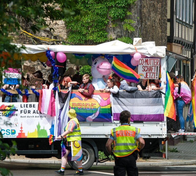 Wagen mit Pride-Besucher*innen fährt durch Wernigerode. Es ist bunt, aber weniger bunt als in den letzten Jahren, weil die Bedrohungslage größer ist. | © Foto: IMAGO | Frank Drechsler