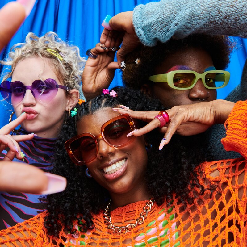 Nicht-binäre Geschlechter und queere Lebensrealitäten sind sichtbarer denn je. Doch die deutsche Sprache bietet kaum einfache Lösungen, um diese Diversität abzubilden. Neue Begriffe entstehen, doch nicht alle fördern die erhoffte Inklusion. Ein Guide für queerbewusste und inklusive Sprache.  | © Foto: Flashpop | Getty Images