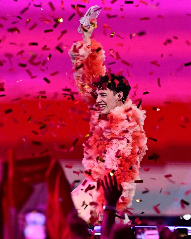 Das Foto zeigt ESC-Sieger*in 2024 Nemo auf der Bühne. | © Foto: Tobias Schwarz | Getty Images