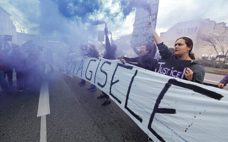 Kriminalgericht des Departements Vaucluse. Die Gruppe Les Amazones d’Avignon fordert 20 Jahre Haft für alle Angeklagten. | © ©IMAGO | PHOTOPQR/LE DAUPHINE/MAXPPP Christophe AGOSTINIS 