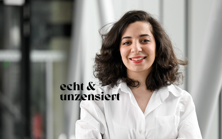 Journalistin Heba Alkadri steht in einem Bürogebäude und lächelt. | © Kerstin Kokoska / FUNKE Foto Services