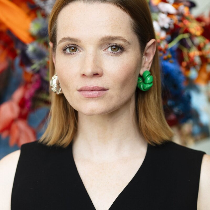 Karoline Herfurth in schwarzer Weste vor einem großen Blumenstrauß | © Karoline Herfurth