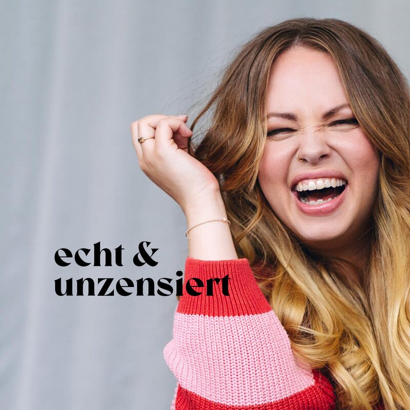 Paar- und Sexualtherapeutin Julia Henchen lacht und die Kamera | © Annika Fußwinkel