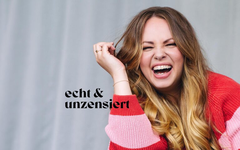 Paar- und Sexualtherapeutin Julia Henchen lacht und die Kamera | © Annika Fußwinkel