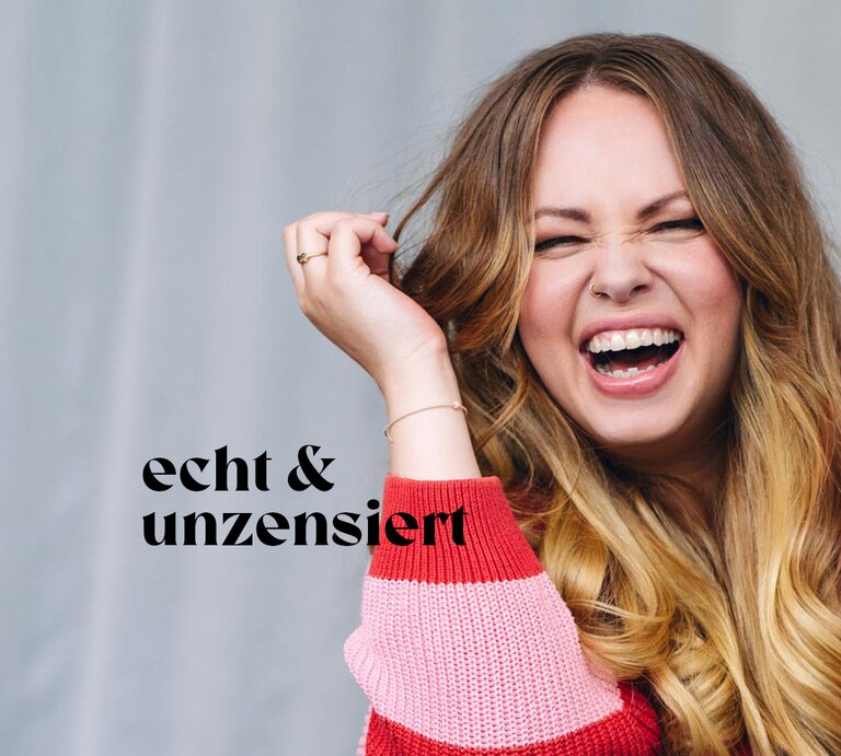 Paar- und Sexualtherapeutin Julia Henchen lacht und die Kamera | © Annika Fußwinkel