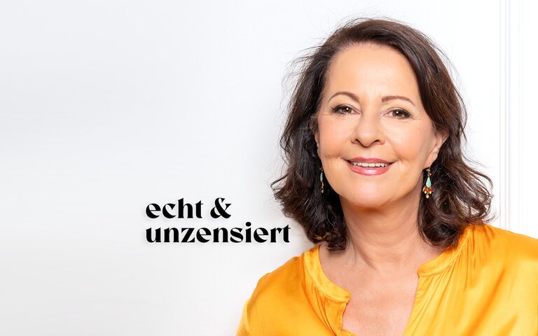 Psychologin Stefanie Stahl steht vor einem weißen Hintergrund und lächelt. | © Stefanie Stahl