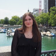 Hannah Hecht im Porträt auf einer Brücke | © privat