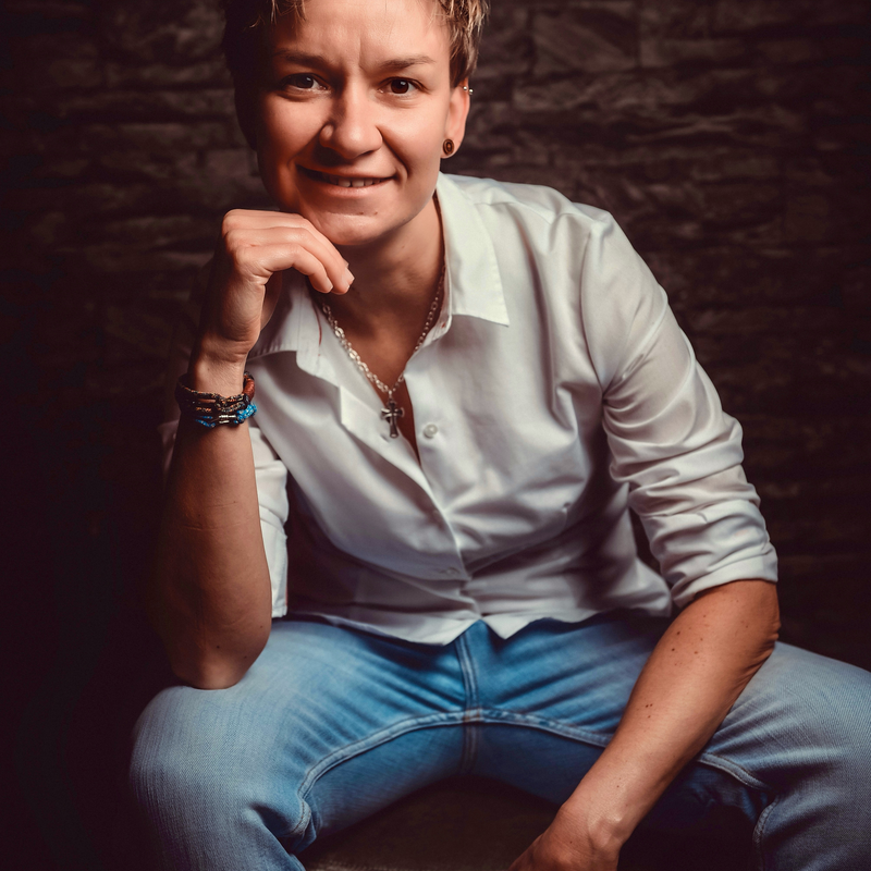 Antonia Pfaff im Porträt vor milchigem Hintergrund | © Antonia Pfaff