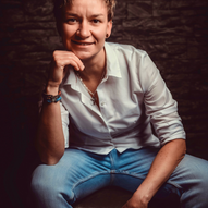 Antonia Pfaff im Porträt vor milchigem Hintergrund | © Antonia Pfaff