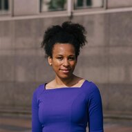 Speakerin Nela Riehl vor milchigem Hintergrund | © Nela Riehl