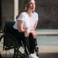 Laura Gelhaar seitlich vor milchigem Hintergrund | © Laura Gelhaar