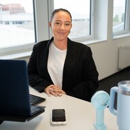Tammy Mathis im Porträt hinter einem Schreibtisch | © Tammy Mathis