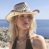 Lucy Hellenbrecht im Porträt am Strand | © Privataufnahme