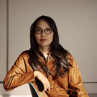 Speakerin Miriam Stein sitzend vor schlichtem Hintergrund | © Debora Mittelstaedt