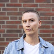 Sabina Schwachenwalde im Porträt vor einer roten Backsteinmauer | © Tristan Heß