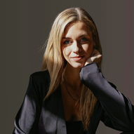 Porträt von Speakerin Lara Sophie Botur vor steinfarbenem Hintergrund | © Julia Tiemann