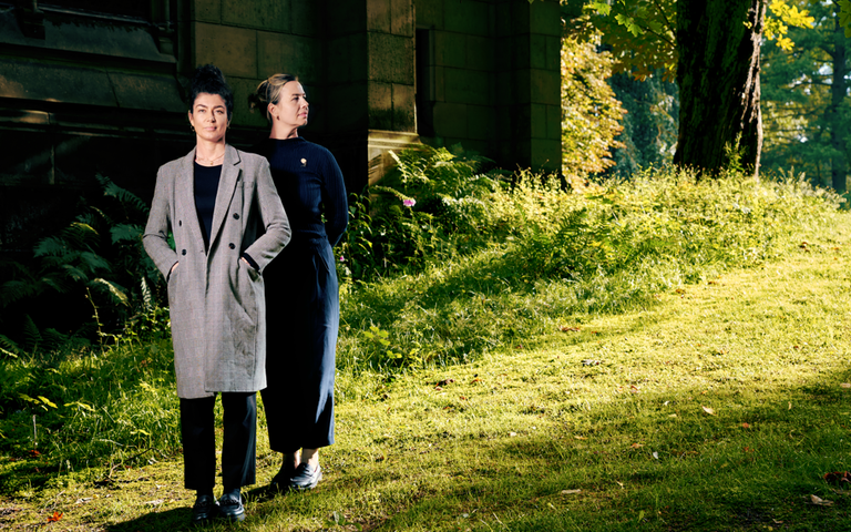 Renske Steen und Julia Kreuch von faarwel auf einem Rasen vor einer Kirche | © Foto: Henning Kretschmer